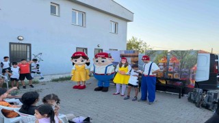 ‘Turgut ve Lulu Sokak Tiyatrosu ile çocuklarla buluştu