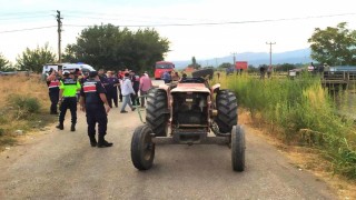 Turgutluda traktörün işçi taşıyan kasası devrildi: 4 yaralı