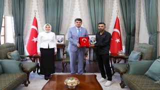 Türk bayrağını düzeltmek için direğe tırmanan gence Vali Kalaylı'dan teşekkür