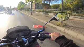 Türk bayraklarını yerde gören kadın kuryeden örnek davranış