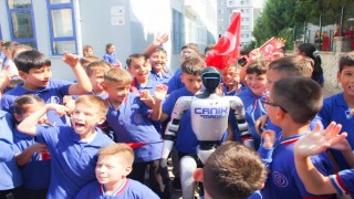 Türkiyenin nüfusa kayıtlı ilk insansı robotu okulda