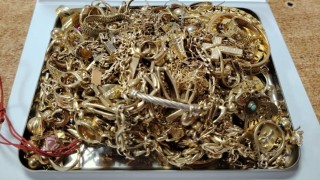 Türkiyeye sokulmak istenen 708 gram kaçak altın komşuya takıldı