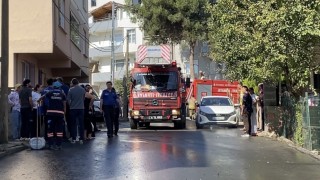 Tuzla'da 2 katlı binanın çatısı alev alev yandı