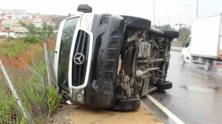 Tuzlada devrilen servis minibüsünde sürücü yaralandı