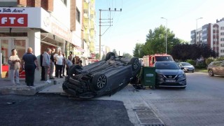 Üç araca çarpan otomobil takla attı, sürücü yara almadan kurtuldu