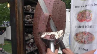 Üç metrelik tabakta Bursa kebabı ikramı
