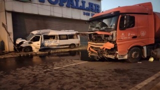 Ümraniye'de servis minibüsü ile İSTAÇ kamyonu çarpıştı: 2 yaralı