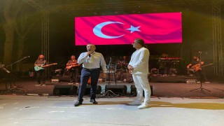 Ünlü popçu Çelik Ayvalıkı salladı