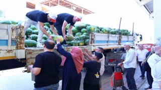 Üreticinin karpuzu Büyükşehir eliyle ihtiyaç sahibine ulaştırılıyor