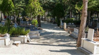 Uşak Belediyesi mezarlık yollarını bakıma aldı