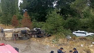 Uşak'ta kamyonet yol kenarından duran otomobile ve dışındaki abi kardeşe çarptı: 3 ağır yaralı
