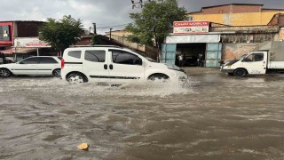 Uşak'ta sağanak yolları göle çevirdi