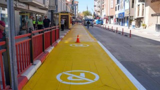 Uşakta yol çizgileri yenileniyor