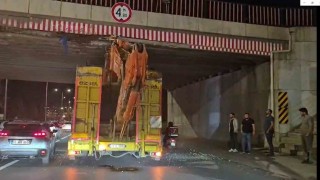 Üst geçide sıkışan tır trafiği aksattı