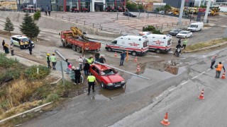 Üzerine aydınlatma direği düşen Tofaş otomobil hurdaya döndü