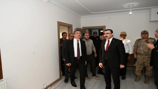 Vali Baruş, Çatta yapımı tamamlanan deprem konutlarını yerinde inceledi
