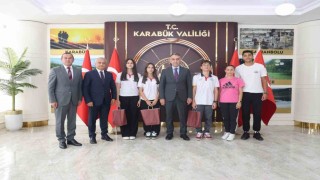 Vali Çağataydan başarılı sporculara hediye