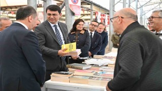 Vali Kartal, Uşak Kitap Fuarı'nı ziyaret etti