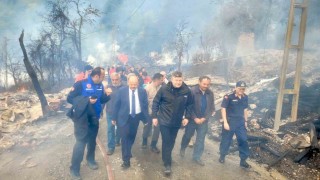 Vali Meftun Dallı'dan 11 evin küle döndüğü yangınla ilgili açıklama: "Kontrol altında, soğutma çalışmaları devam ediyor"