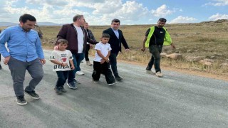 Vali Polat köy yollarını inceledi, çocuklar yalnız bırakmadı
