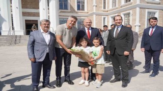 Vali ve milletvekili, çocuklarla o piti piti oynadı