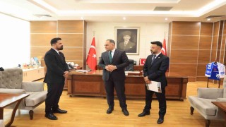 Validen Heimlich manevrasıyla küçük çocuğun hayatını kurtaran polislere başarı belgesi