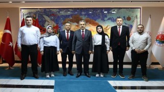 Van Yüzüncü Yıl Tıp Fakültesini kazanan ikiz kardeşler Vali Ekiciyi ziyaret etti