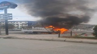 Van'da alev topuna dönen kamyonet kullanılamaz hale geldi