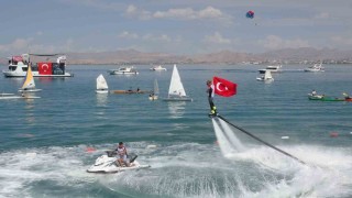 Van'da GölFest heyecanı: Türk bayrağıyla flyboard gösterisi nefes kesti