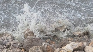 Van'da rüzgar etkili oldu: Van Gölü'nde dalgalar yükseldi, uçaklar ikinci denemede indi