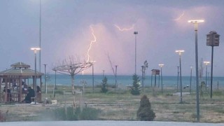 Vanda yağmur ve şimşekler geceyi aydınlattı