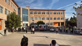 Veliler silah seslerinin yükseldiği okula akın etti