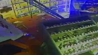 Veresiye tartışması iddiası: Kamyonuyla tekel bayisine böyle daldı