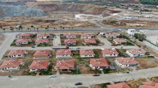 Villaları aratmayan köy evlerinin bahçesinde üretim