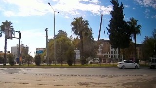 Vinçten düşen beton blok korkuttu