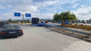 Virajı alamayan su yüklü tır devrildi
