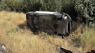 Virajı alamayan sürücünün otomobili devrildi