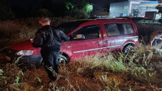 Yağışlı havada yoldan çıkan hafif ticari araç devrildi: 2 yaralı