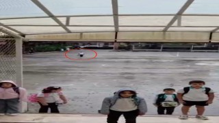 Yağmur altında istiklal marşı okuyan ilkokul öğrencisi takdir topladı