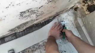 Yağmur suyu giderine sıkışan yavru kediyi itfaiyeciler kurtardı