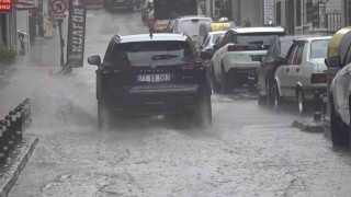 Yalova'da sağanak yağış hayatı olumsuz etkiliyor