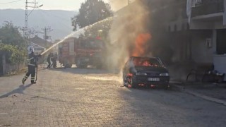 Yanan otomobilin alevleri balkondaki çamaşırları tutuşturdu
