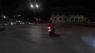 Yanlış yöne giren arkadaşını doğru yola gülerek çağırdı