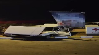 Yasak olmasına rağmen 'U' dönüşü yapmak isteyen alkollü sürücü kaza yaptı