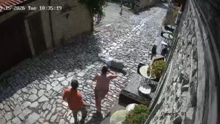 Yaşlı adamın Arnavut kaldırımlı sokakta yaşadığı talihsiz anlar kamerada