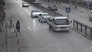 Yayaya yol veren kamyonete otomobil çarptı
