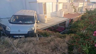 Yazlık evin verandasına otomobil düştü