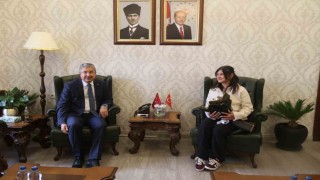 Yerde bulduğu Türk bayrağını kaldıran kurye valilikte ağırlandı