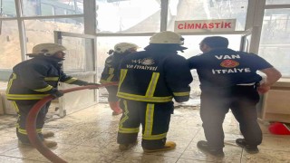 Yıkım çalışması yapılan spor merkezinde yangın