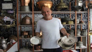 Yılların eskittiği bakırlar 45 yıllık ustanın ellerinde parlıyor